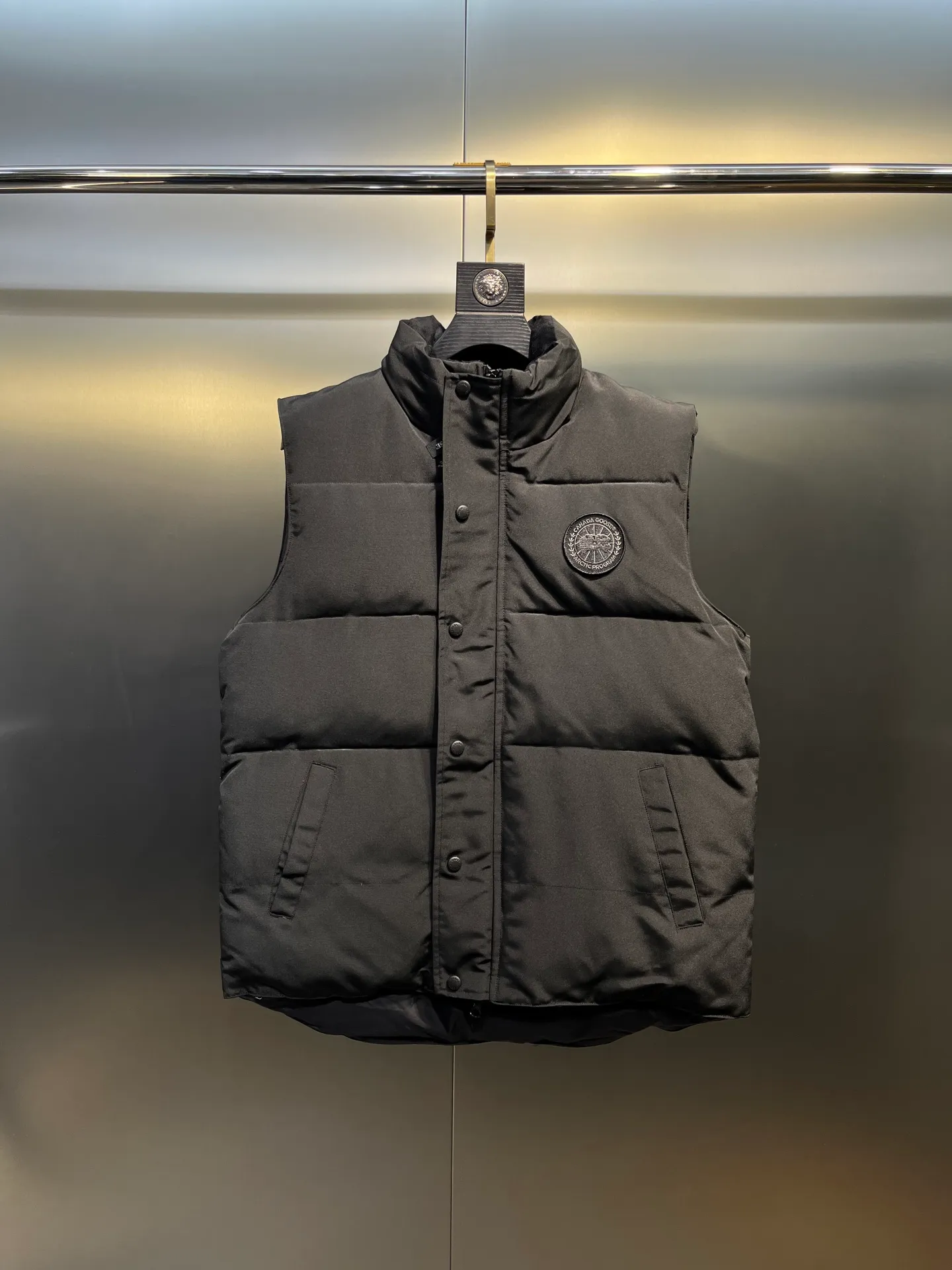 P380 🇨🇦Canada Goose""🇨🇦🌟 Garson down vest has always been recognized as the warmest down jacket. Various Instagram celebrities, Internet celebrities, and celebrities often wear it for street photos. I make Canada Goose every year, but I still can't get rid of my love for it. No matter how cold the days are, there is no need to be afraid, because there is! Filled with 90% white duck down, it is the legendary warmest down jacket and is known as a must-have for Arctic outdoor sports! The most popular down jacket in the world, celebrities are rushing to buy it, it is a must-have!  Size: XS to 2XL